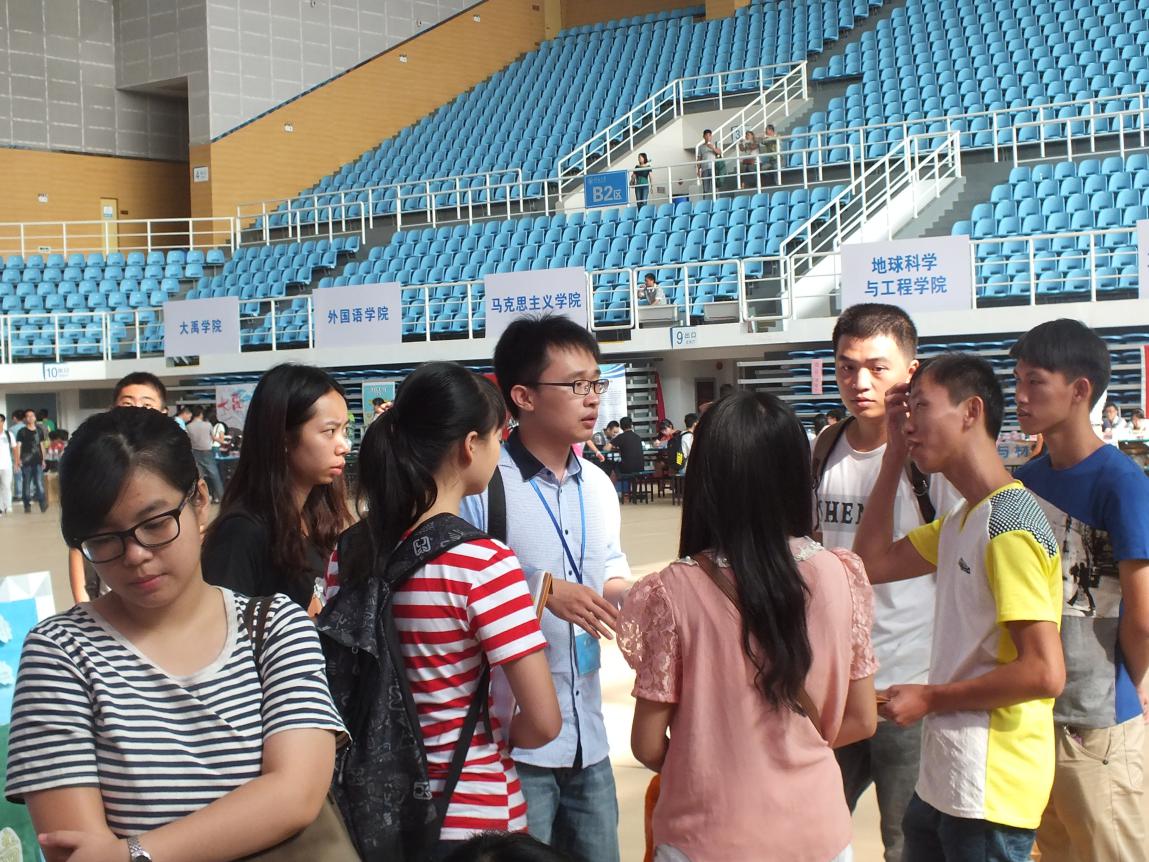 新生辅导员季超老师与新生充分交流