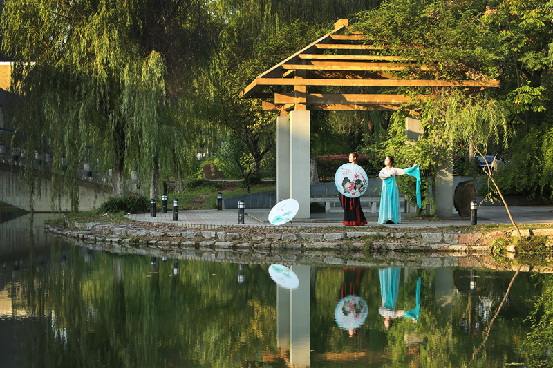 欧洲足球赛程
 孙贝贝、倪书阳、葛益军；张培风